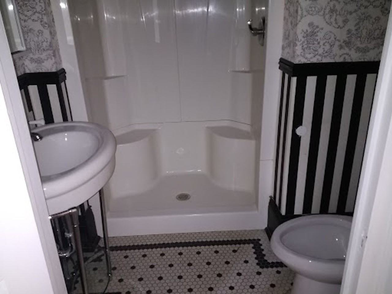 120 N Longwood St - Photo 3 of 5