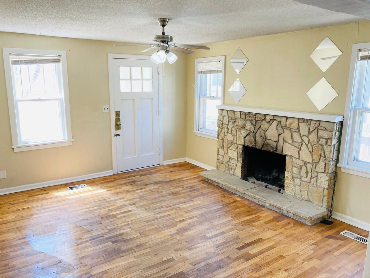 320 W Elm St - Photo 2 of 21