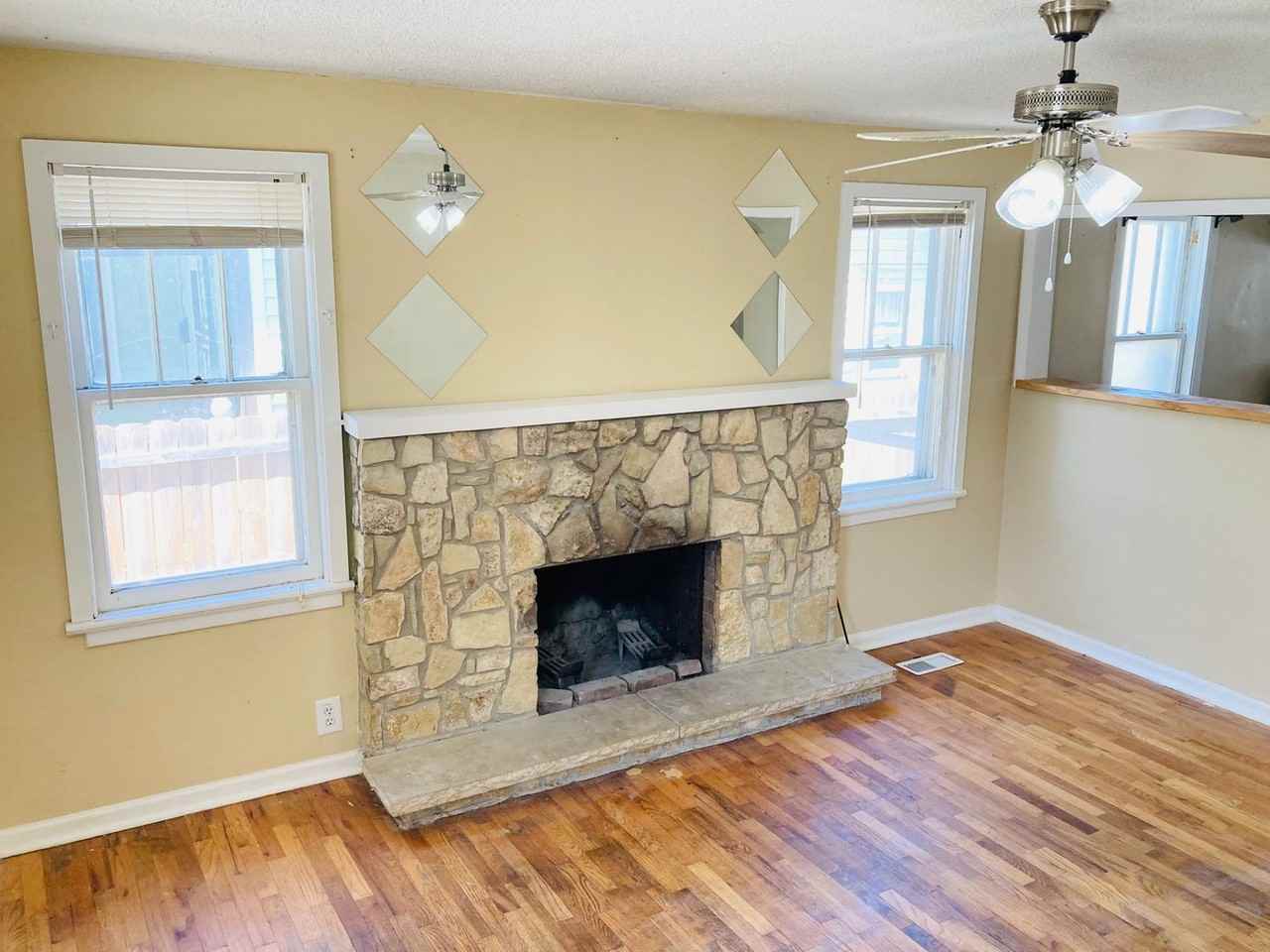 320 W Elm St - Photo 3 of 21