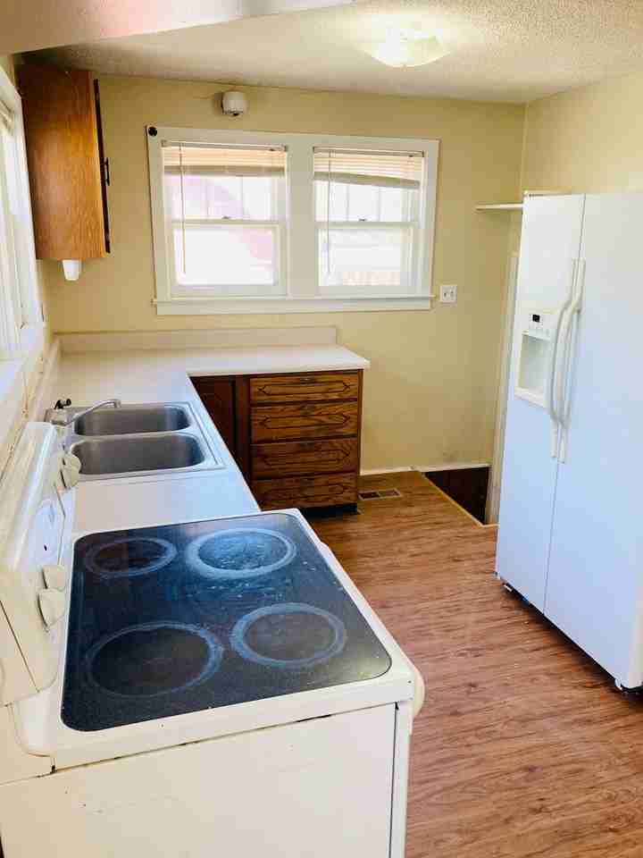 320 W Elm St - Photo 4 of 21