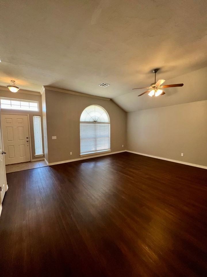 1113 Greenfield Ave - Photo 4 of 24