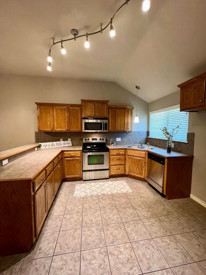 1113 Greenfield Ave - Photo 7 of 24