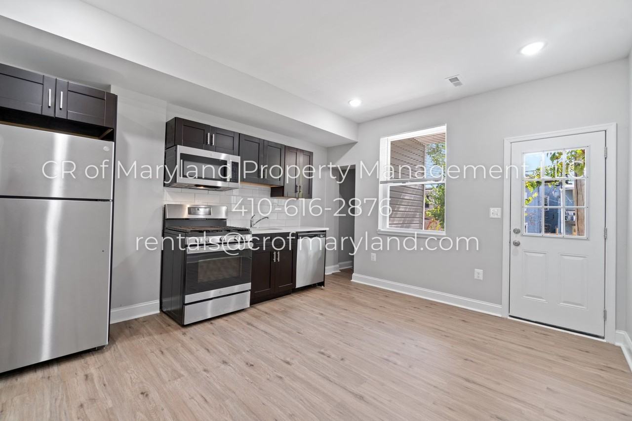 1649 Carswell St - Photo 2 of 13