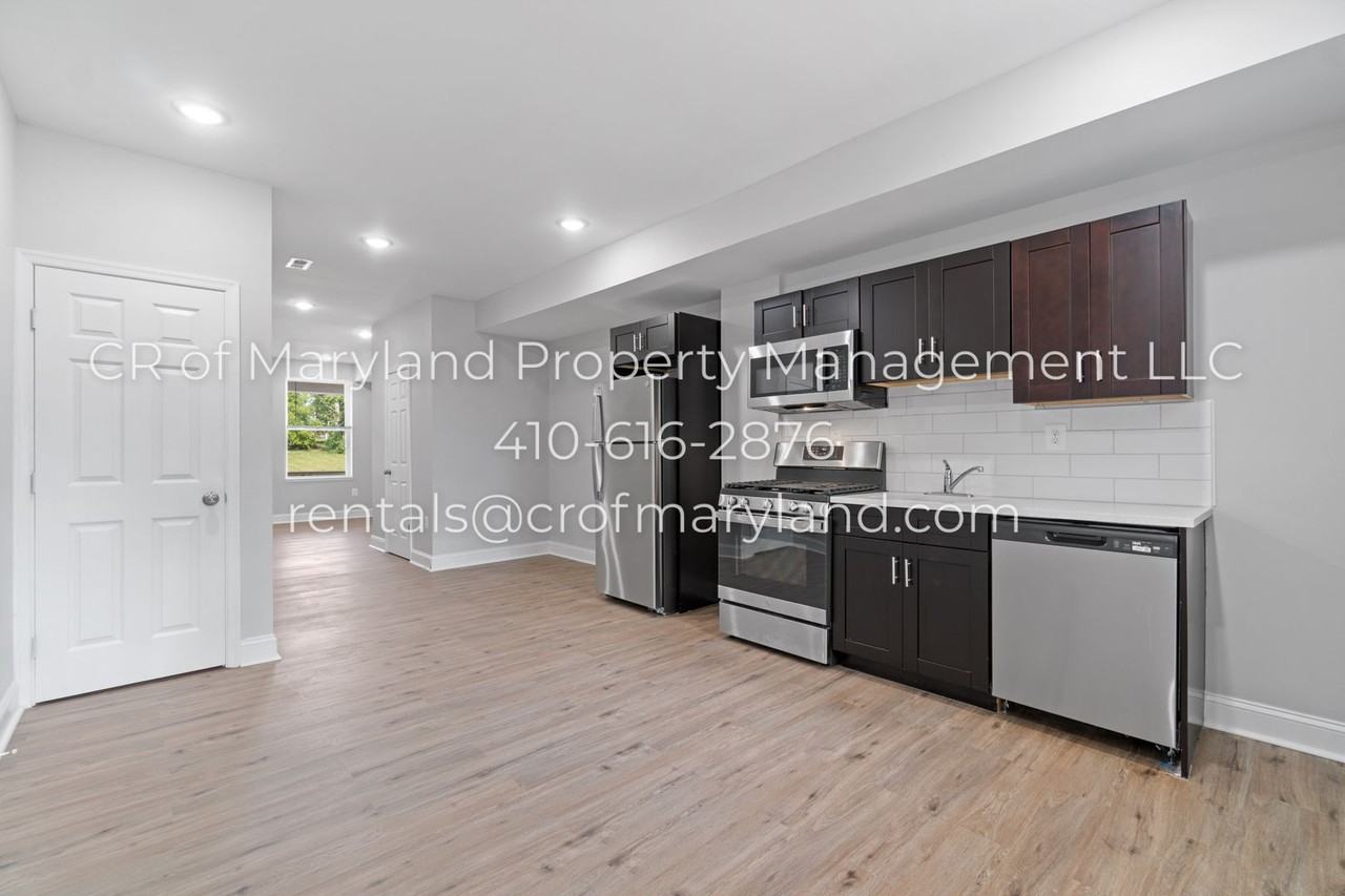 1649 Carswell St - Photo 3 of 13