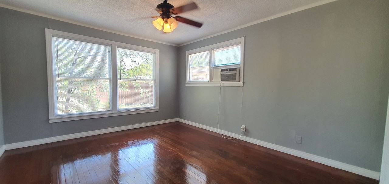 211 Howard St - Photo 3 of 16