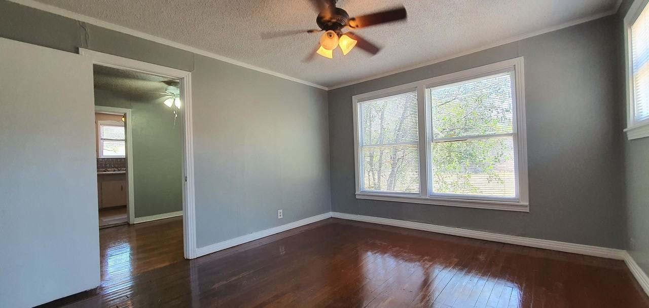 211 Howard St - Photo 3 of 16