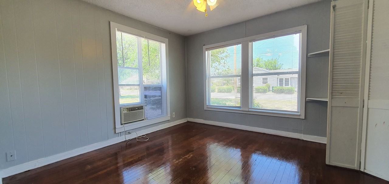 211 Howard St - Photo 2 of 16