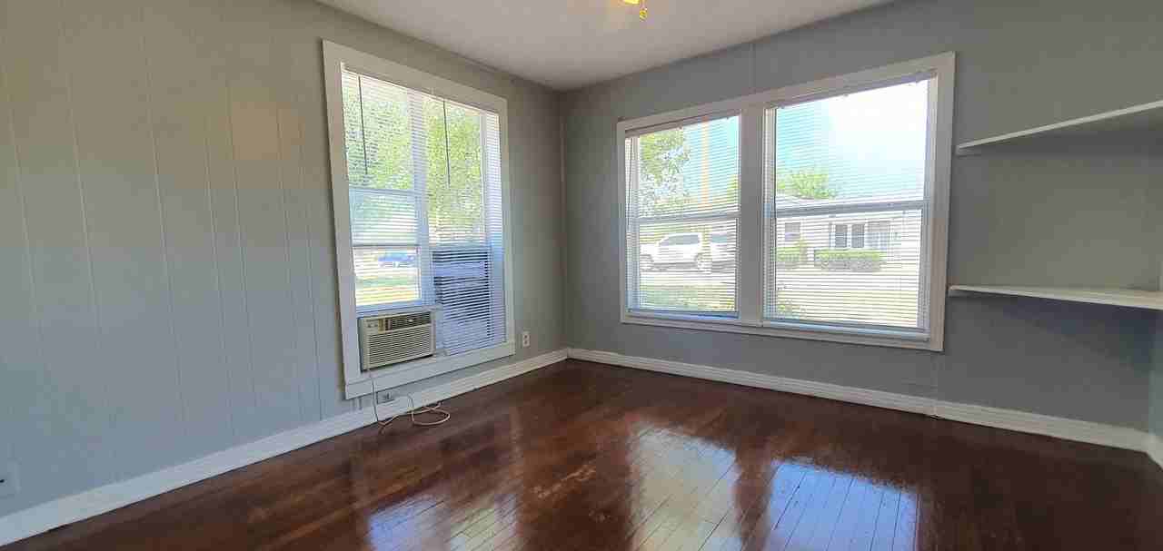 211 Howard St - Photo 2 of 16