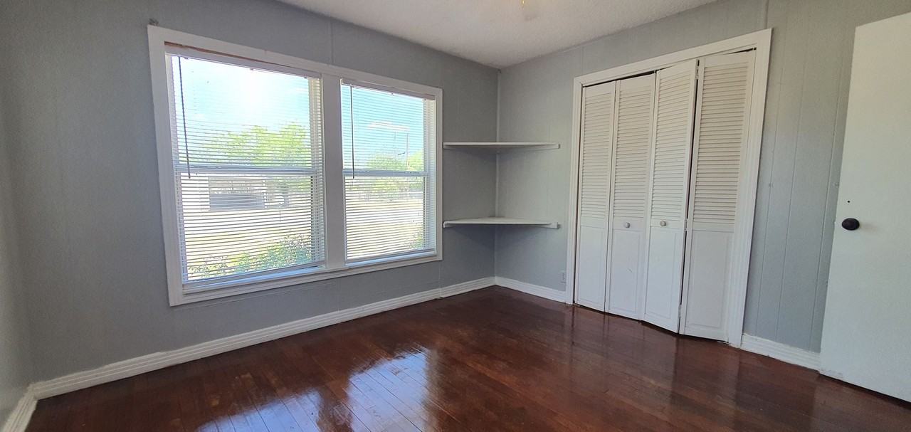 211 Howard St - Photo 5 of 16