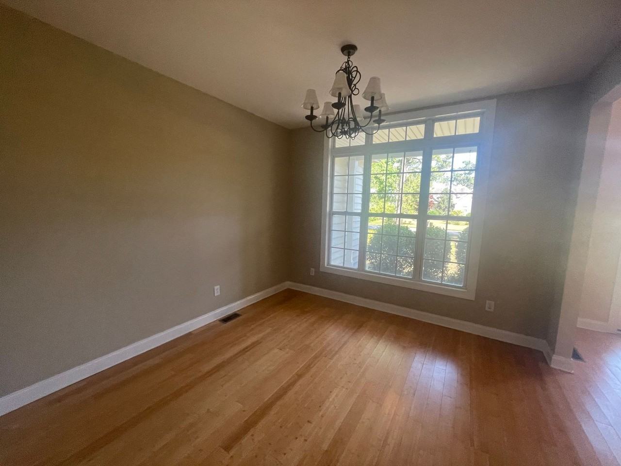 106 Ravenswood Rd - Photo 5 of 18