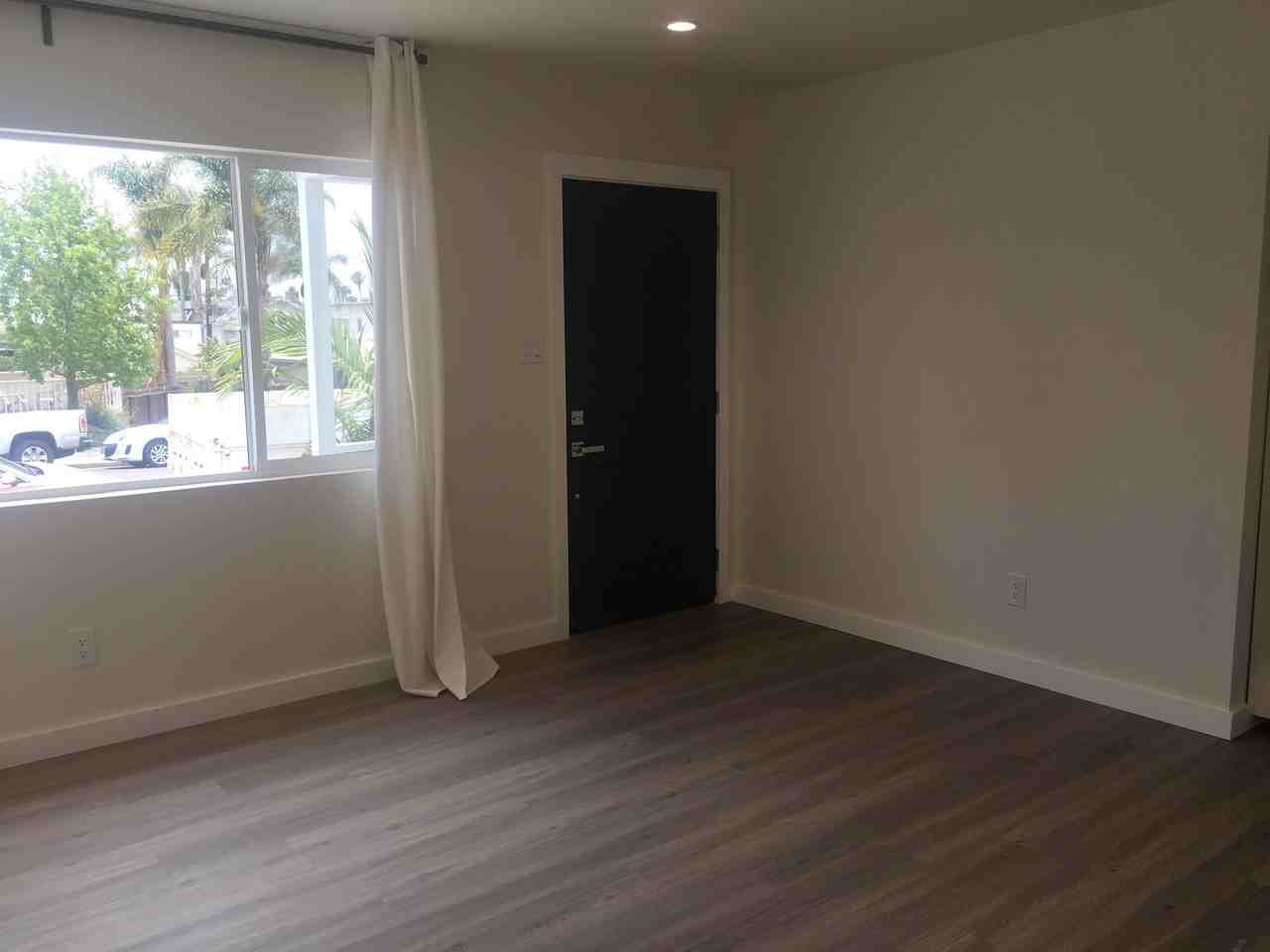 2076 Thomas Ave - Photo 4 of 20