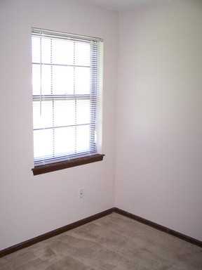 423 N Logan St - Photo 2 of 5