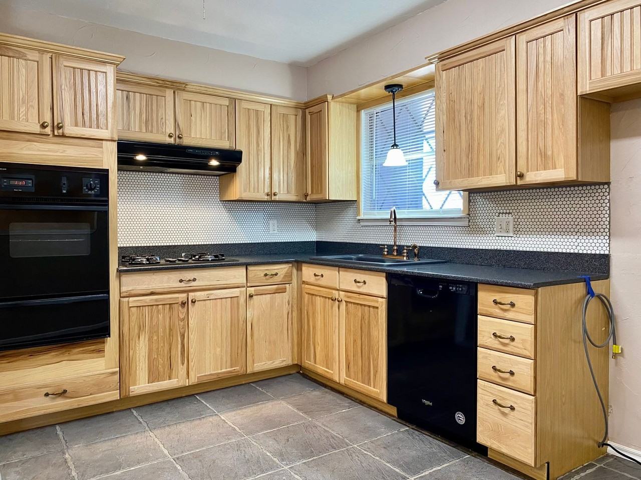1411 Hampton Dr - Photo 3 of 24