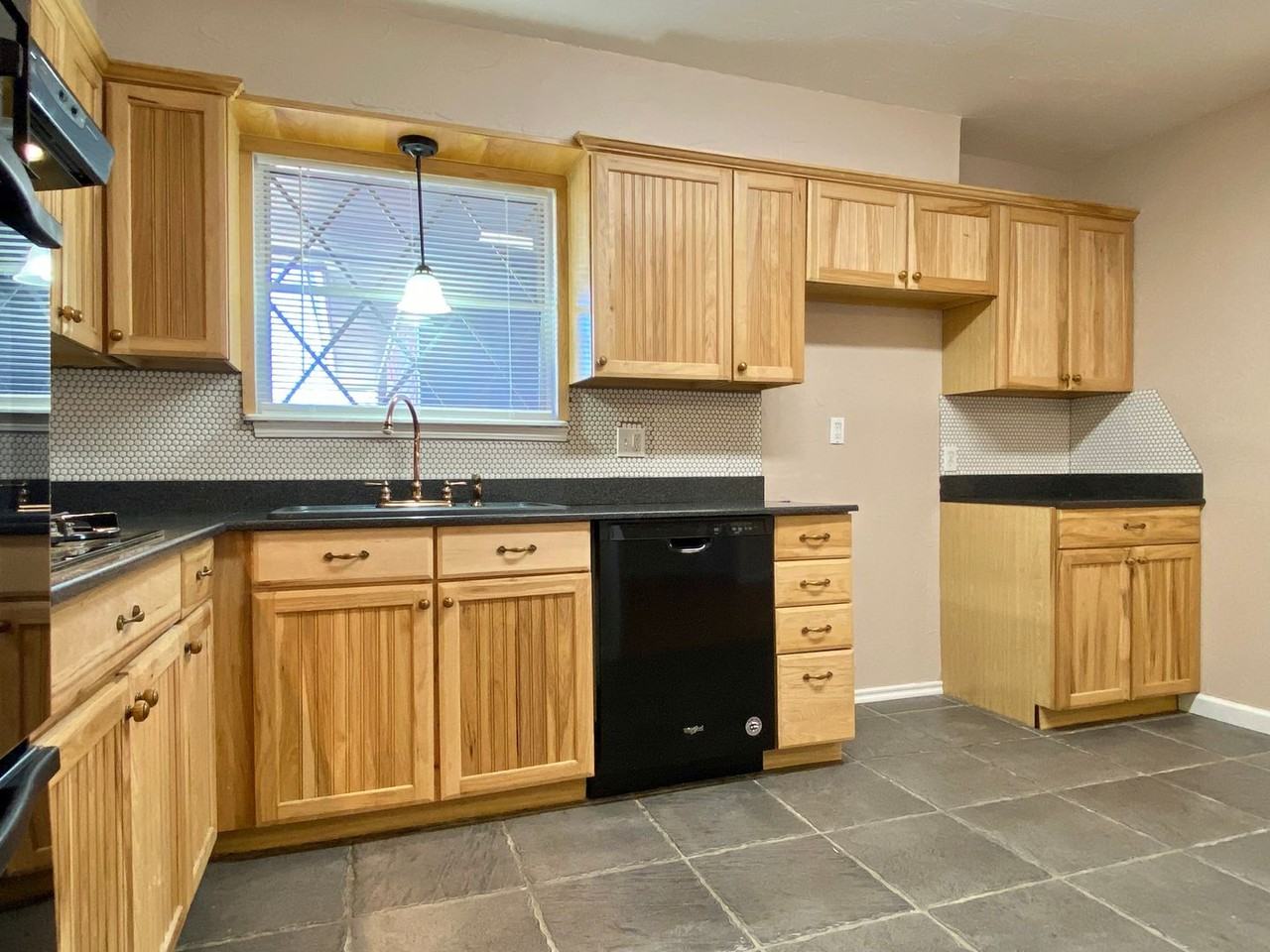 1411 Hampton Dr - Photo 4 of 24
