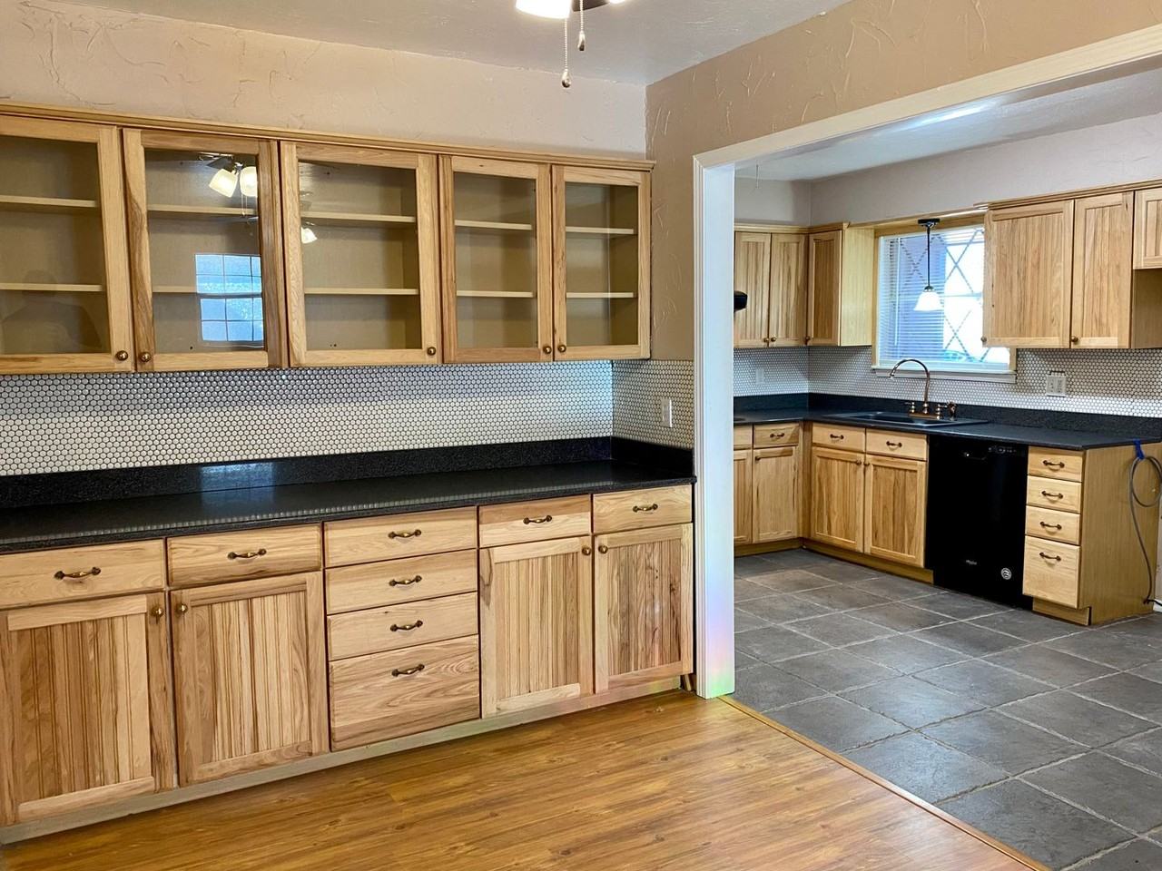 1411 Hampton Dr - Photo 6 of 24
