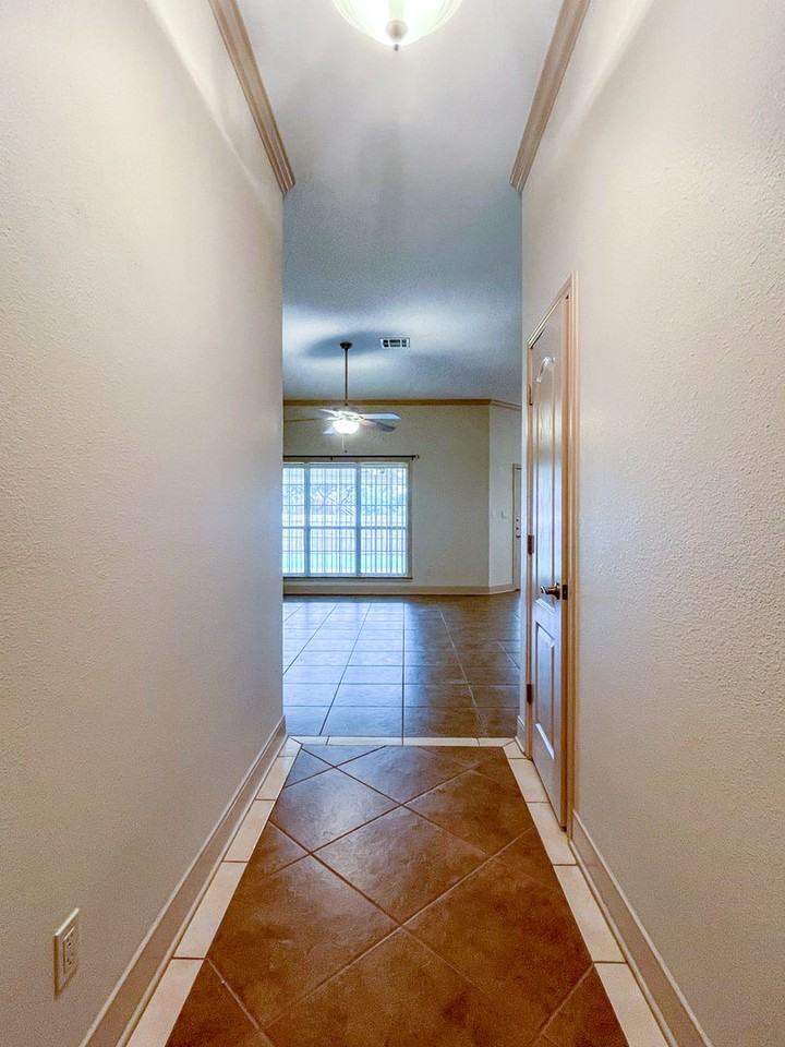 6000 Boxelder Trl - Photo 2 of 34