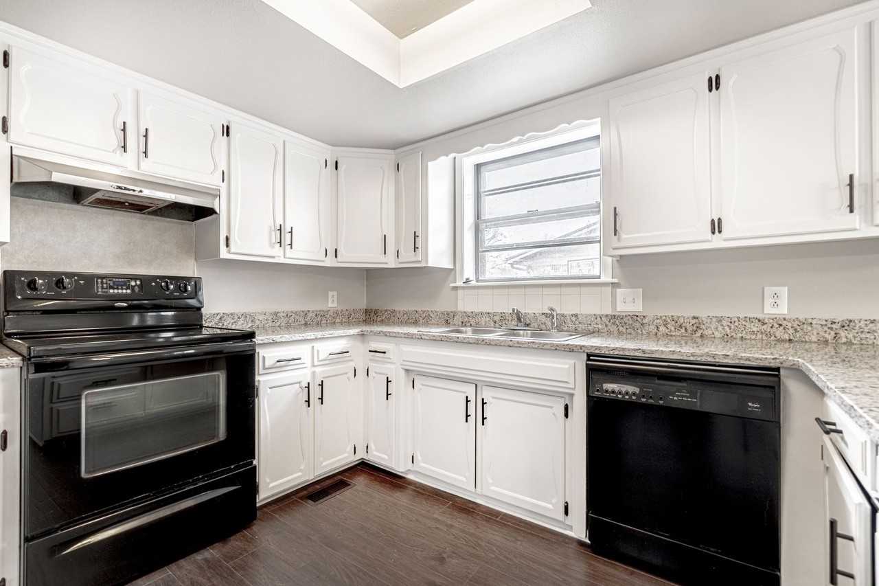 601 Valley West Dr - Photo 3 of 20