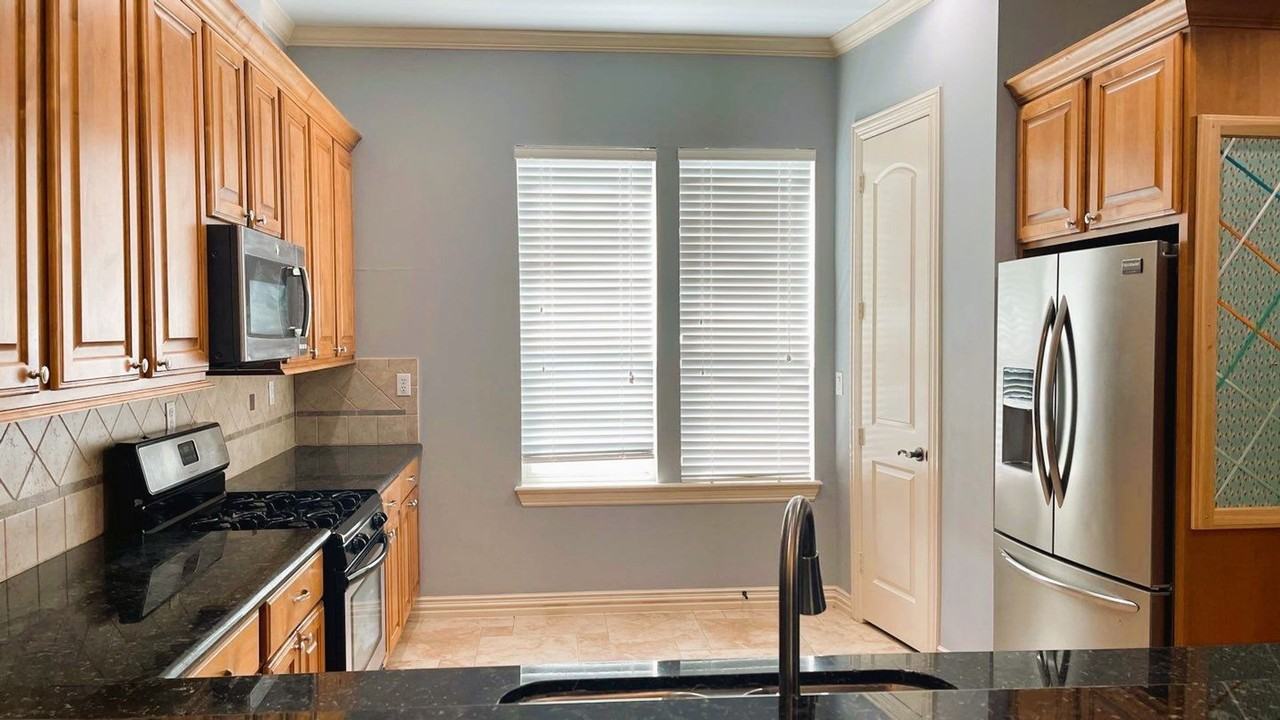 89 Sidney St - Photo 2 of 31