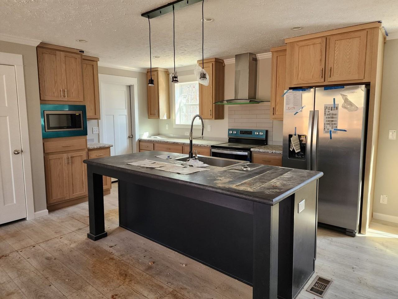 180 Robertson Dr - Photo 3 of 6