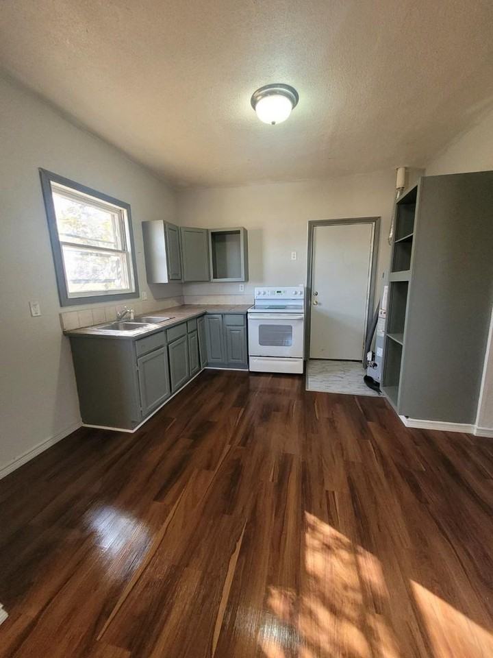 321 N Ash St - Photo 3 of 7