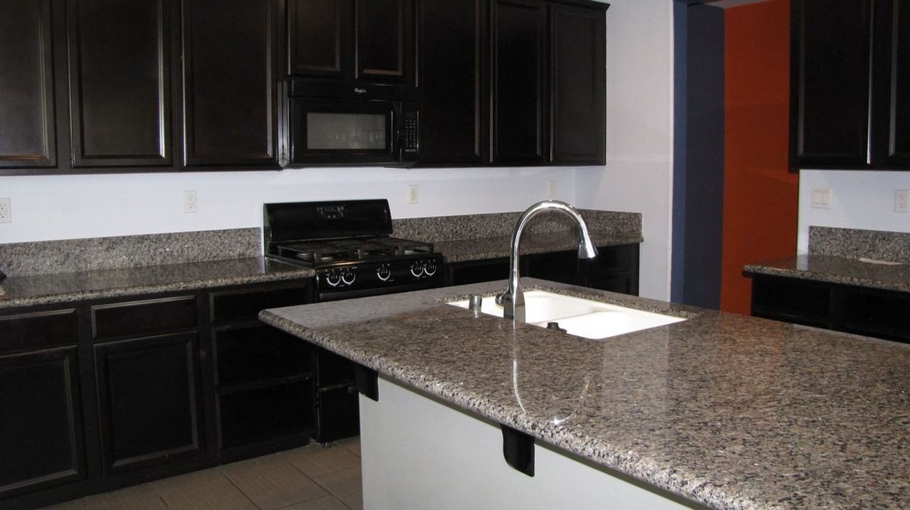 15645 Calabria Ct - Photo 4 of 20