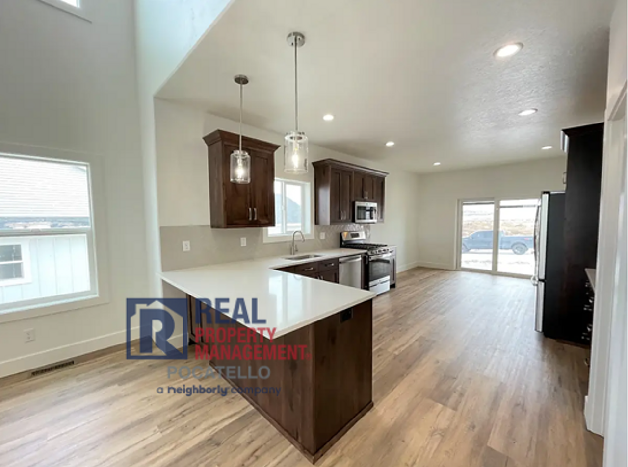 6135 Beacon Ln - Photo 3 of 36