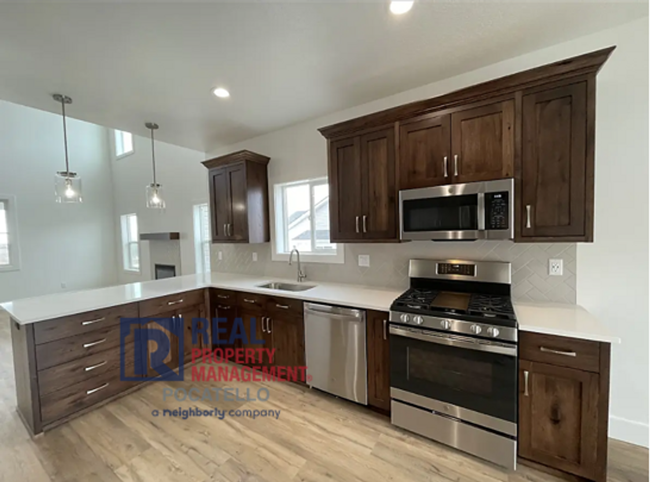 6135 Beacon Ln - Photo 4 of 36