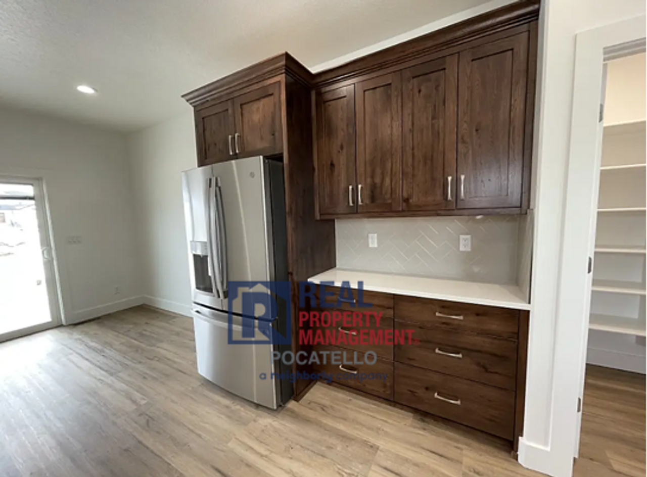 6135 Beacon Ln - Photo 5 of 36