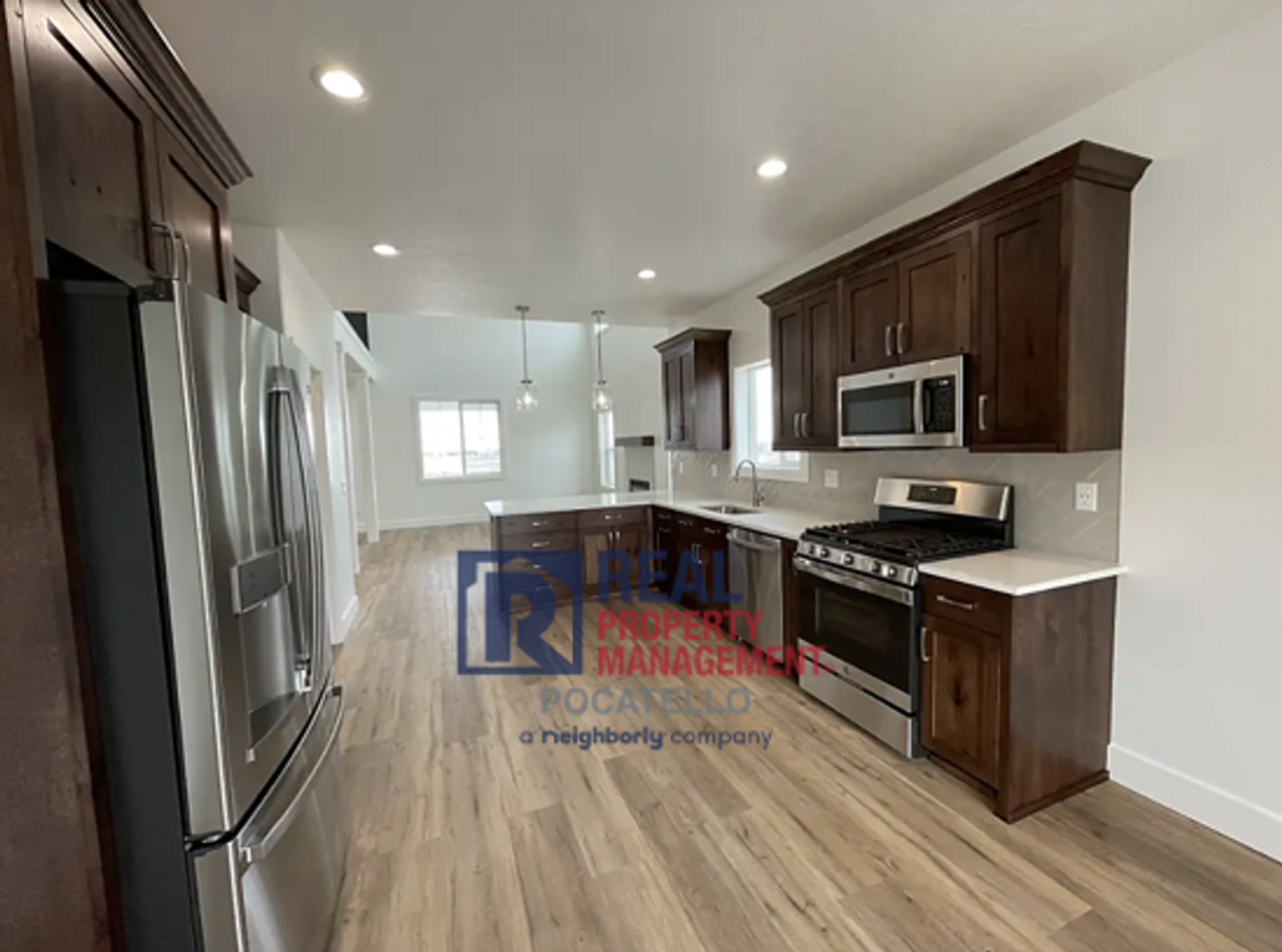 6135 Beacon Ln - Photo 6 of 36