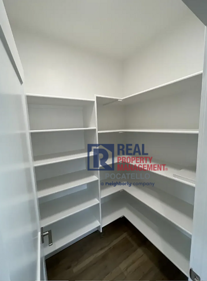 6135 Beacon Ln - Photo 7 of 36