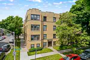 featured image of 3300 N Claremont Ave