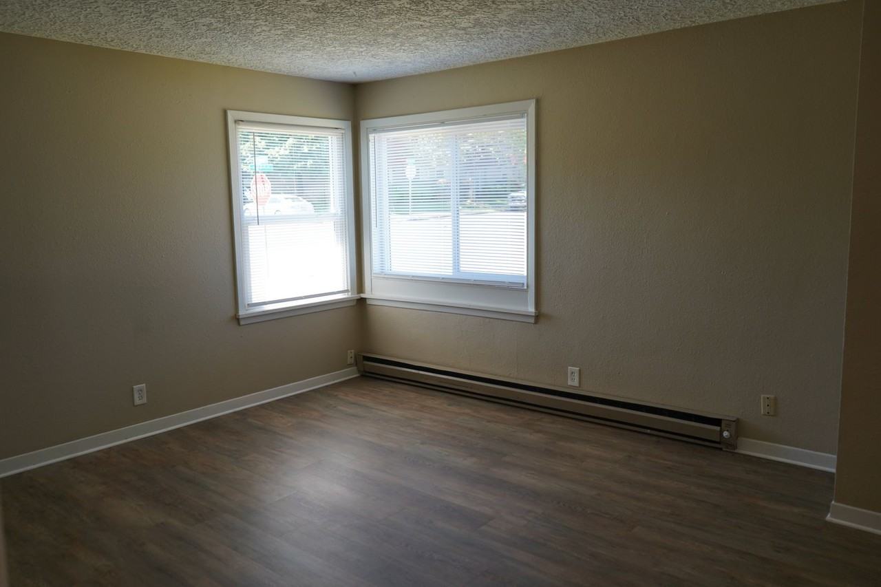 2703 R St - Photo 4 of 22