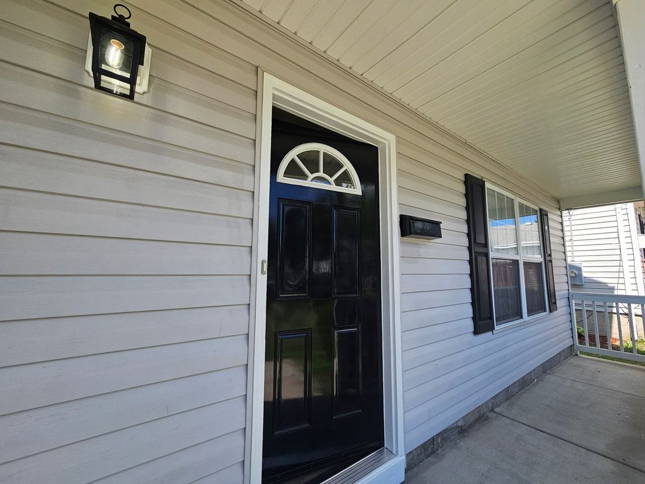 1128 Charleston St - Photo 2 of 39