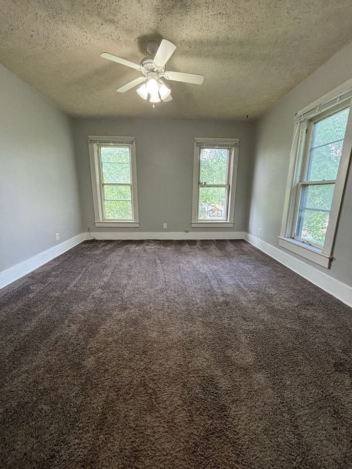 804 Iowa St - Photo 4 of 8