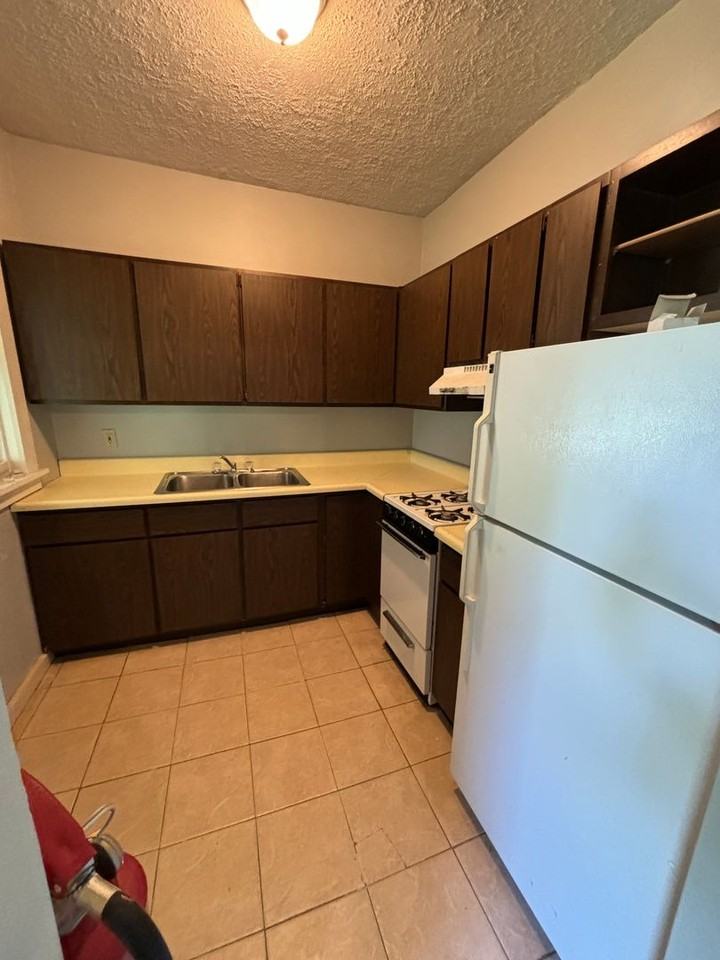 804 Iowa St - Photo 6 of 8