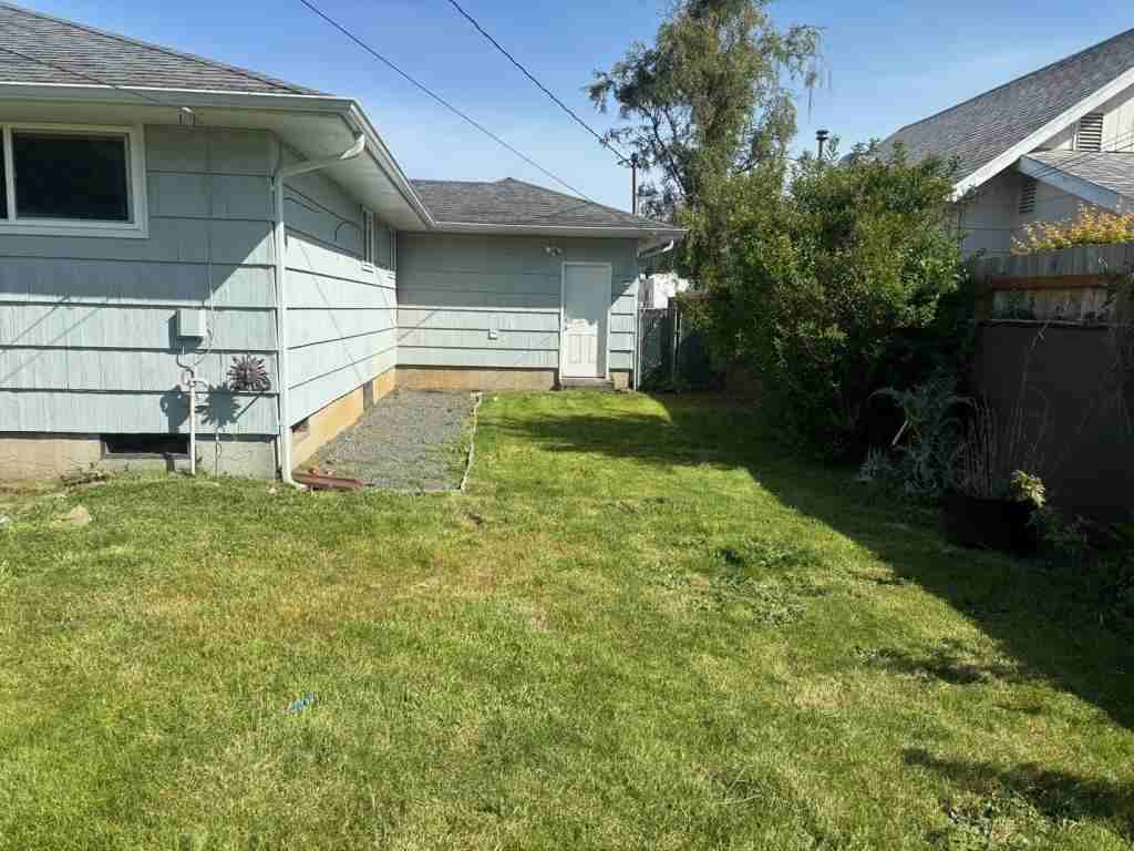 2064 Birch Ave - Photo 2 of 12