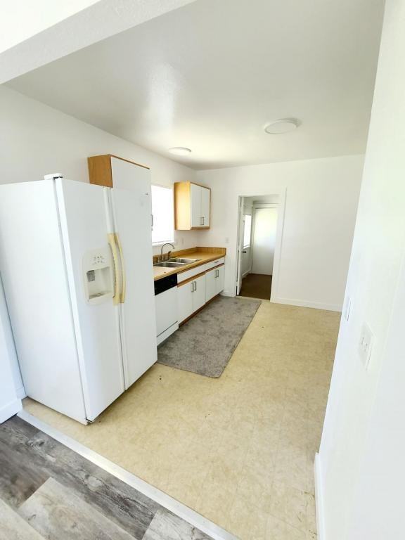 304 S Wasco Ave - Photo 4 of 13