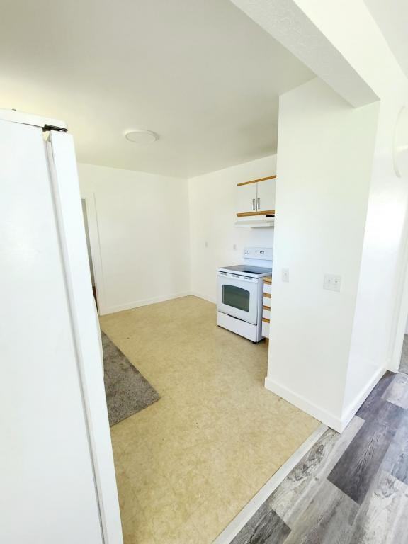 304 S Wasco Ave - Photo 5 of 13