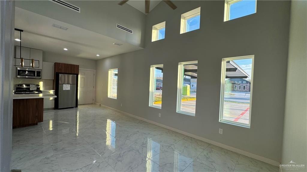 906 Hidden Hills St ##3 - Photo 3 of 9