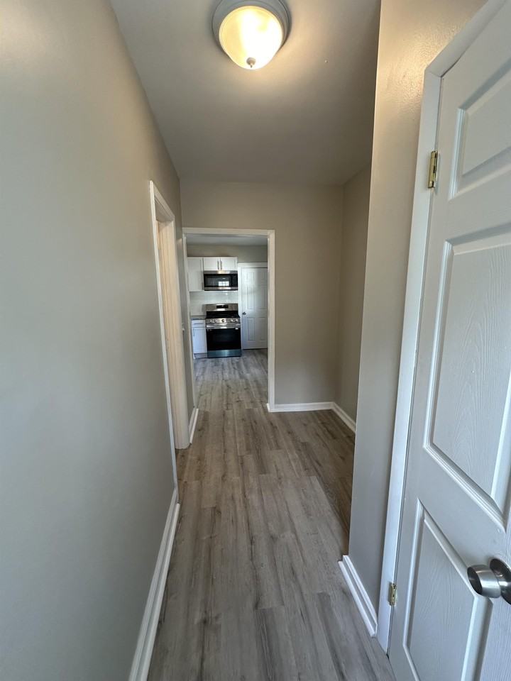 11021 Western Ave - Photo 4 of 37