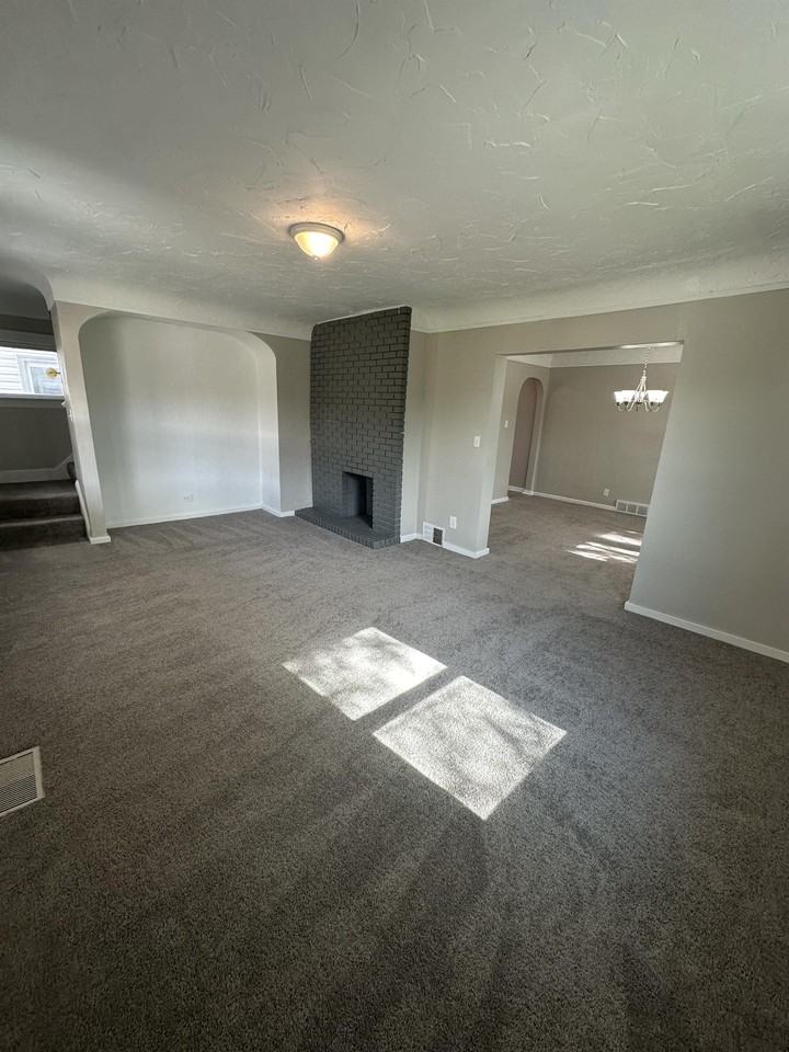 11021 Western Ave - Photo 6 of 37