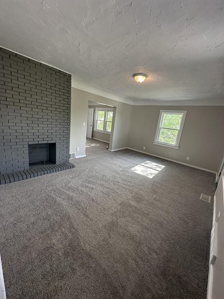 11021 Western Ave - Photo 3 of 37