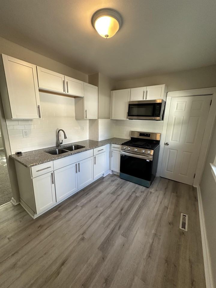 11021 Western Ave - Photo 2 of 37