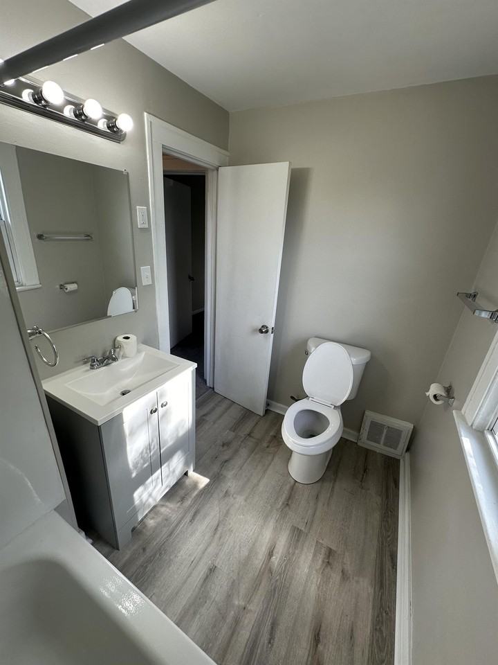 11021 Western Ave - Photo 5 of 37
