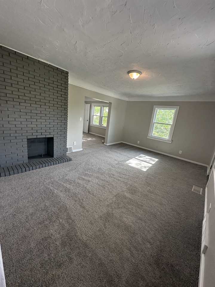 11021 Western Ave - Photo 3 of 37