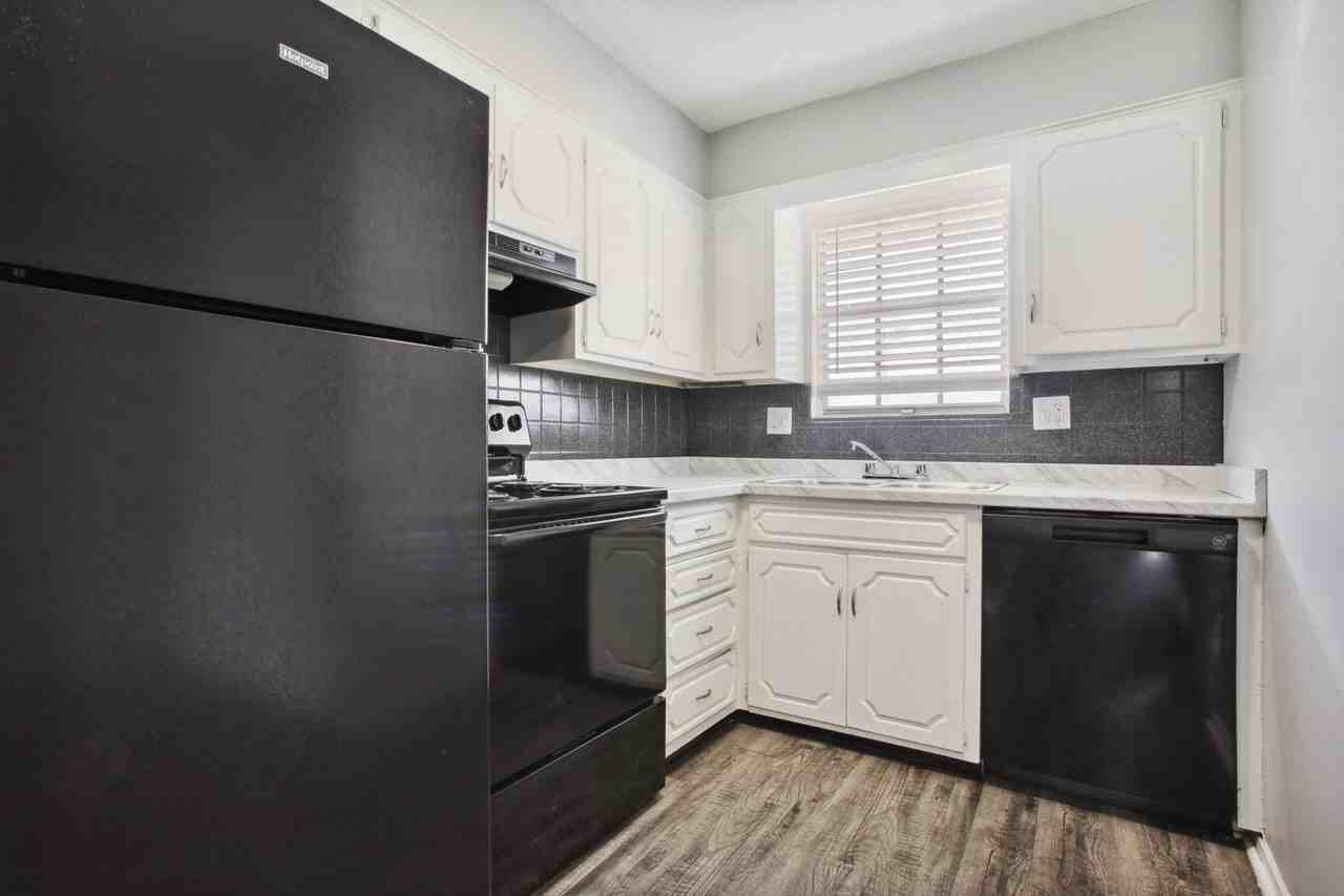 Clove Manor Apartments - Photo 5 of 16