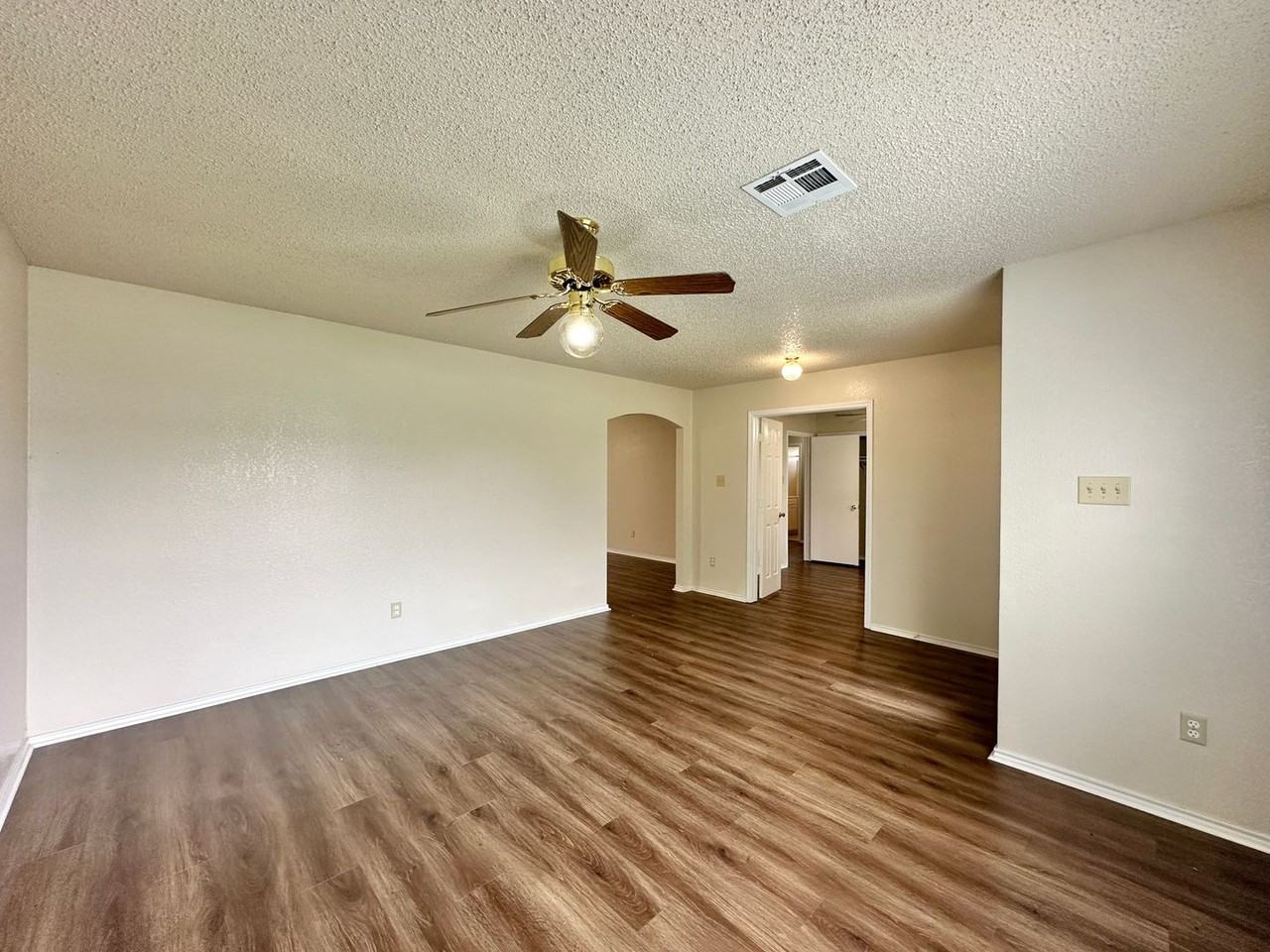 1307 Waterford Dr - Photo 2 of 31