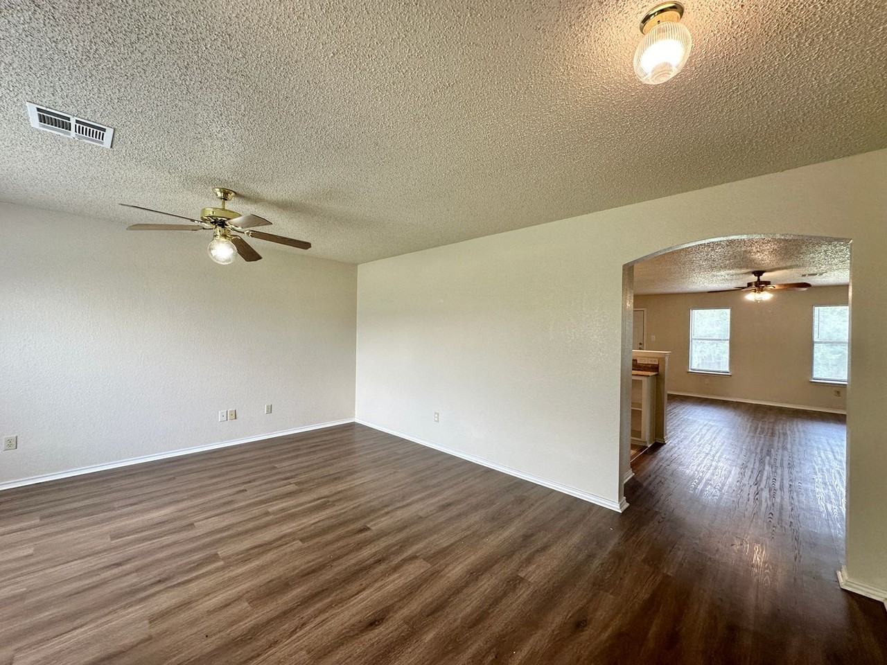 1307 Waterford Dr - Photo 4 of 31