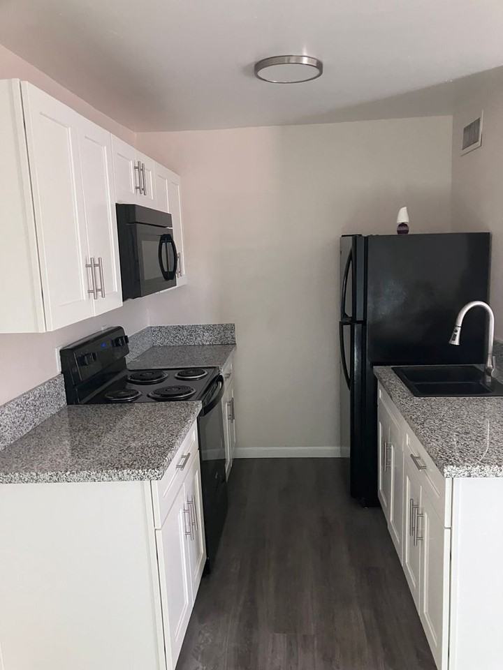 3030 N Edith Blvd - Photo 4 of 9