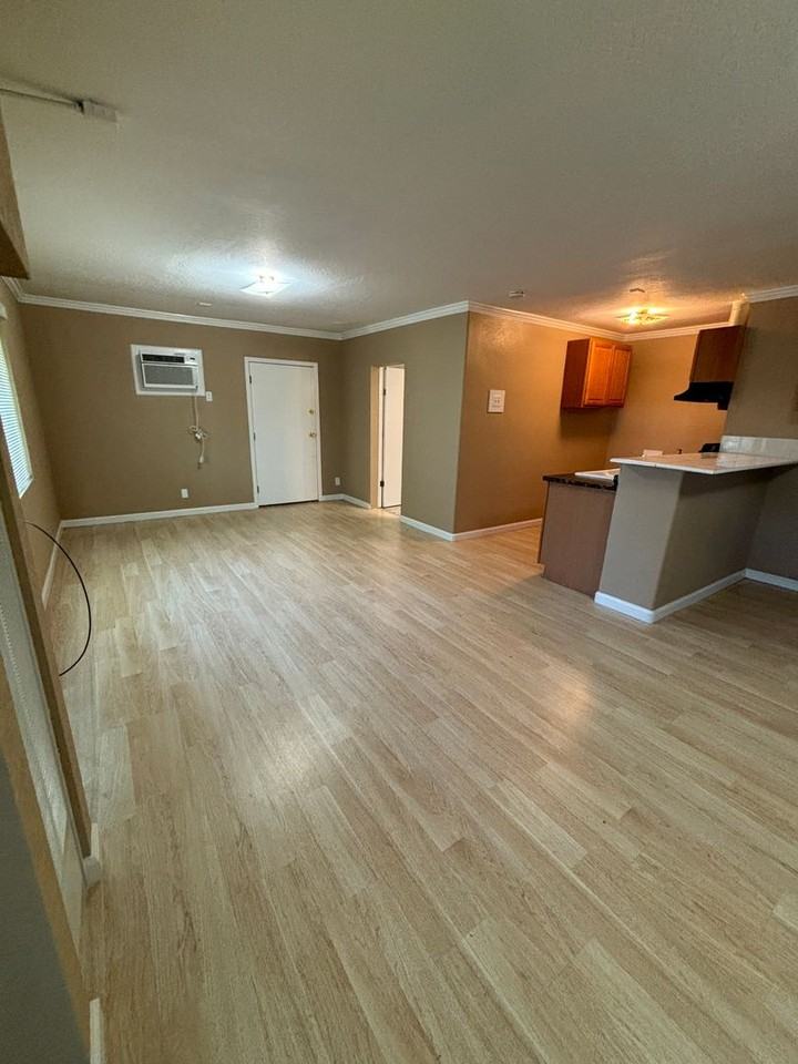 5101 1/2 Esmeralda St - Photo 3 of 11